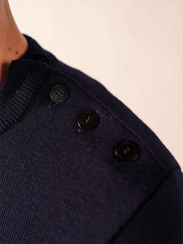 Boutonnage épaule gauche